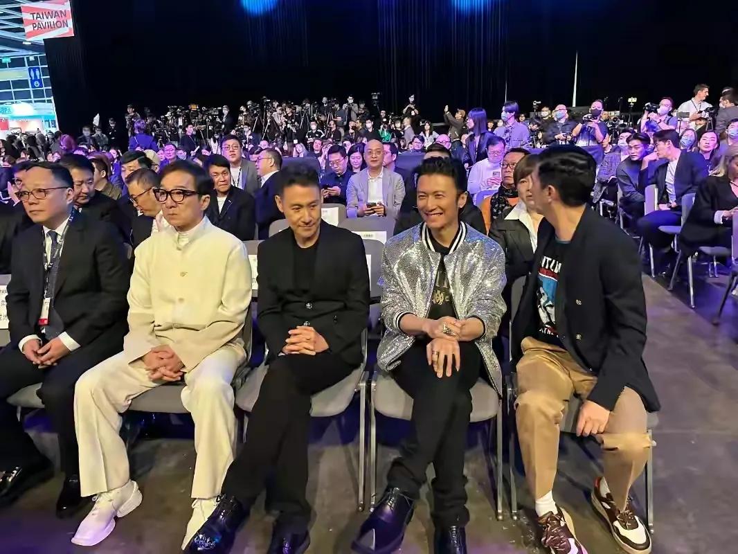 天王一起同框就是不一样，成龙和张学友零交流，谢霆锋笑得很开心。 

以前最老的张