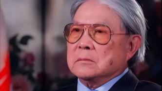 霍启刚郭晶晶带娃逛车行：仨孩子跟着，这家人怎么这么接地气？