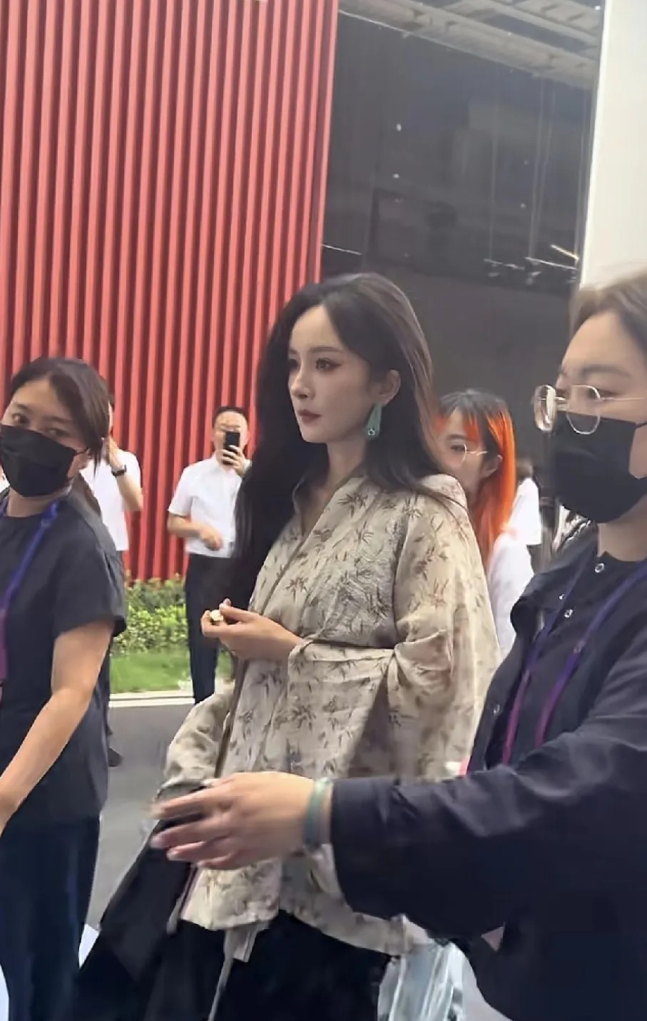 路人镜头下的杨幂生图，状态是真的好，不愧是红了十几年的女明星。