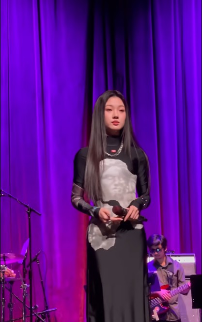 不吹不黑，张靓颖和单依纯谁长得更漂亮？
双依纯有任何角度是可以被称得上漂亮的么？