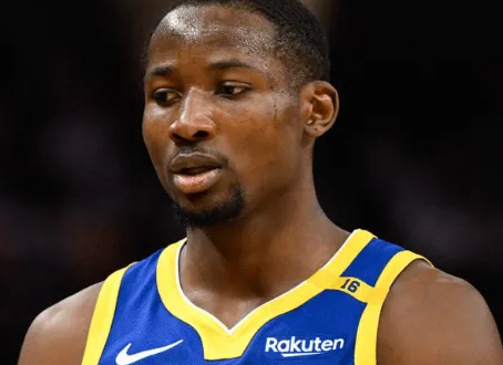 美国记者在今天某一档节目中谈到了库明加在勇士的情况。
记者说道：“勇士队正专注于