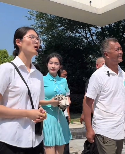 9月5日上午，沈巍已经去瞻仰抗日女英雄成本华，因为不允许直播，现场只拍了视频。同