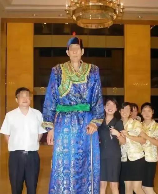 中国巨人鲍喜顺：不听医生劝告非要生子，现在儿子长到多高？被称之为“中国第一巨人”