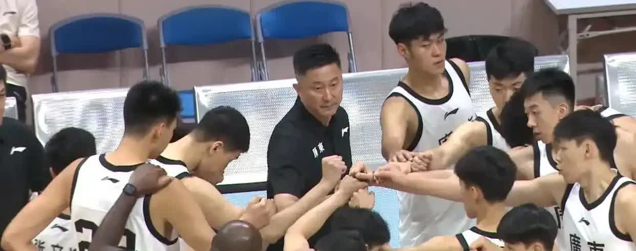 有矛盾？今晚广东全运男篮与巴西男篮进行了一场国际男篮团结杯的比赛。在胡明轩、徐杰