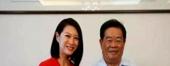 1990年，曹德旺给妻子陈凤英写信："我爱上了别人，我要和你离婚，不过我会补偿你