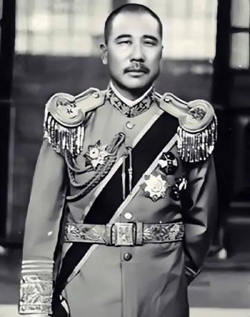 民国时期，有次张宗昌想枪毙一个逃兵，结果写手令时“毙”字不会写，就想改成打200