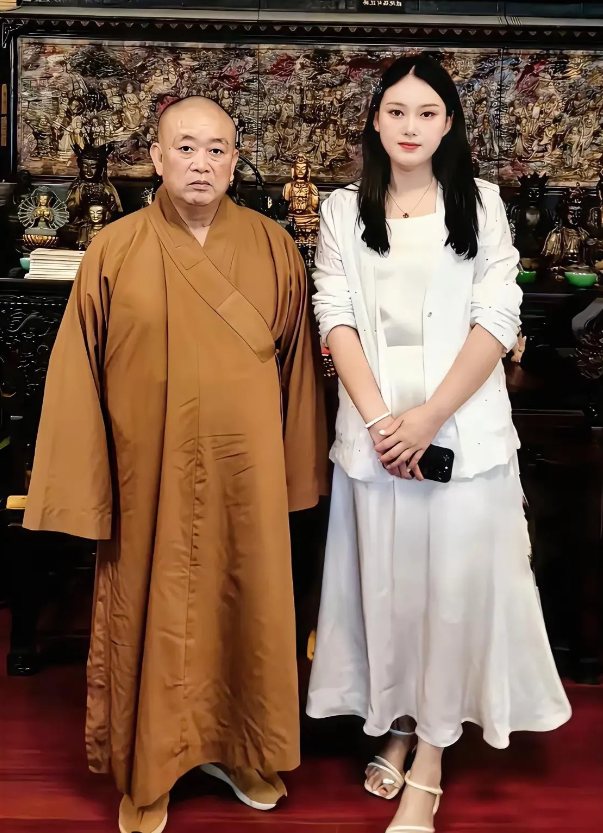 阿信啊阿信，这女的是谁？