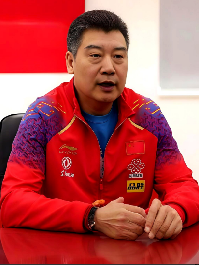 能把天赋化成球拍的人，28年只出一个。

他叫李隼，训练场像心理诊所。

张怡宁