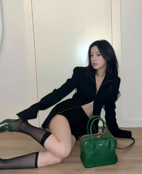 包上恩的露腰穿搭，酷辣中还带点小性感