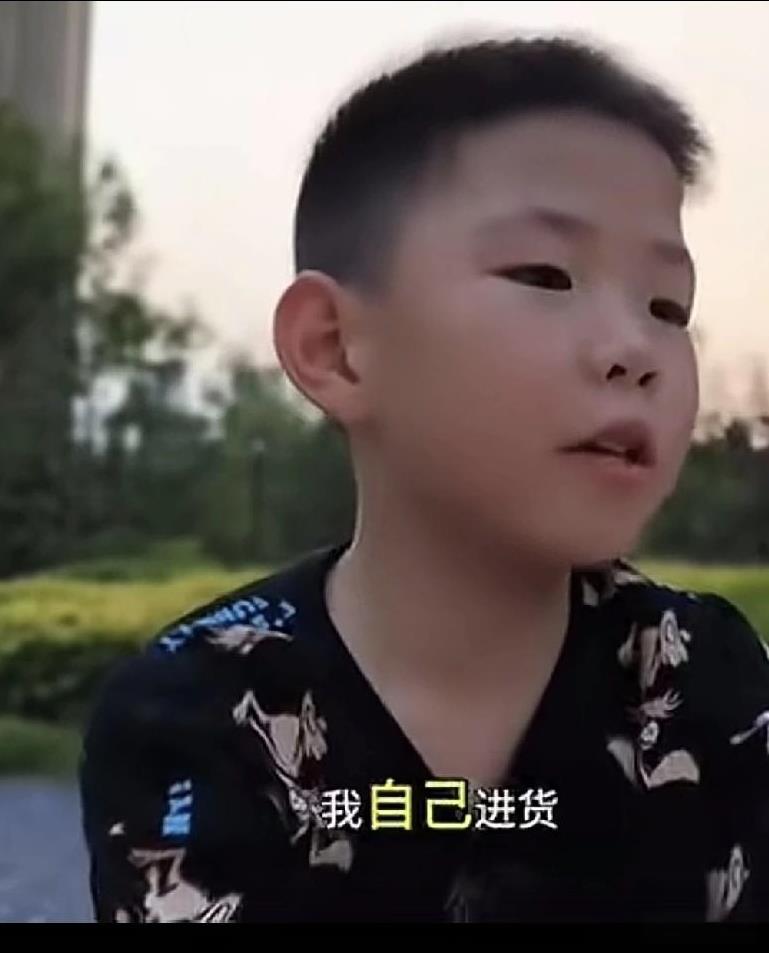 我上个月摆摊赚了8000，这个月放假了，能挣10000。
我都是卖别人需要的东西