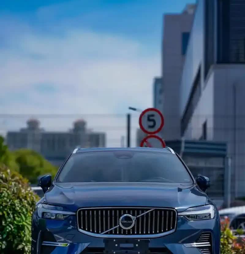 Q5L品牌力好一些，但是适时四驱，车内异味大。xt5配置比较高，也是适时四驱，车