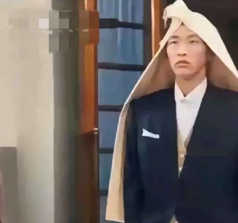果真巴黎世家从不坑穷人，看人家的新产物，这不是我们古装剧里披麻戴孝时的穿戴吗？
