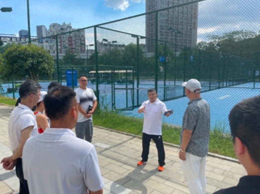 据湖北体育公众号消息，湖北省体育局党组成员、副局长郑李辉慰问了郑钦文的父亲郑建坪