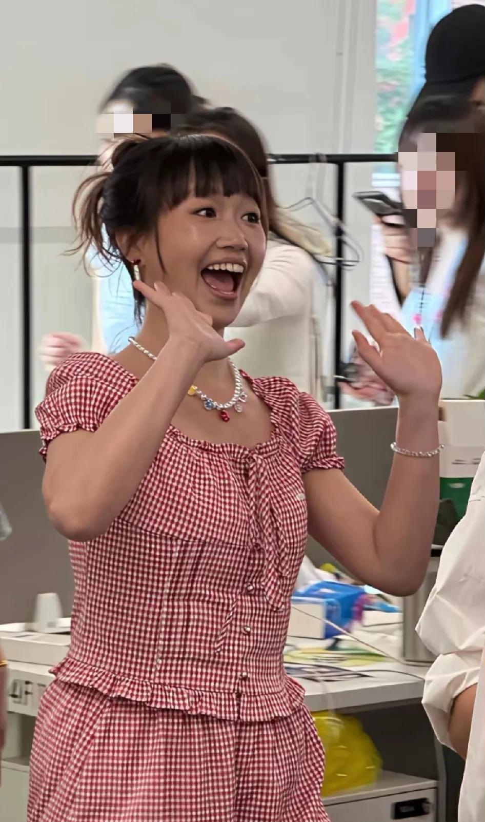 家婆看到麦琳这张照片，眉头一皱:
“这个靓女湿气很重啊！叫她煲点凉茶喝喝喝啦！”