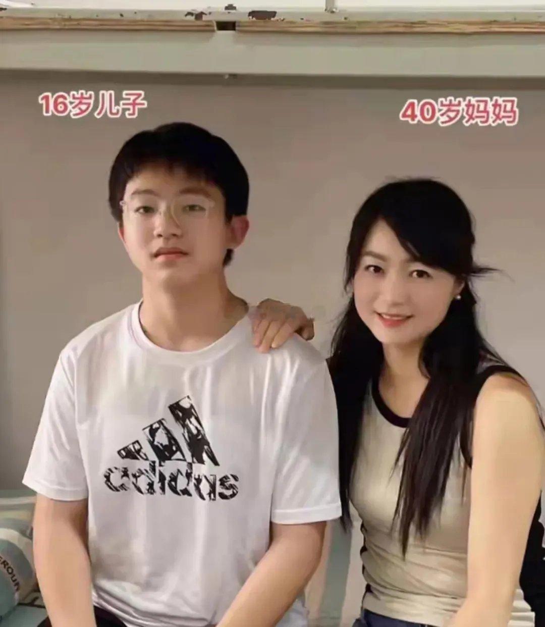 这个妈妈平时是怎么保养的？40岁还跟个学生似的，颜值也不比娱乐圈的女明星差。