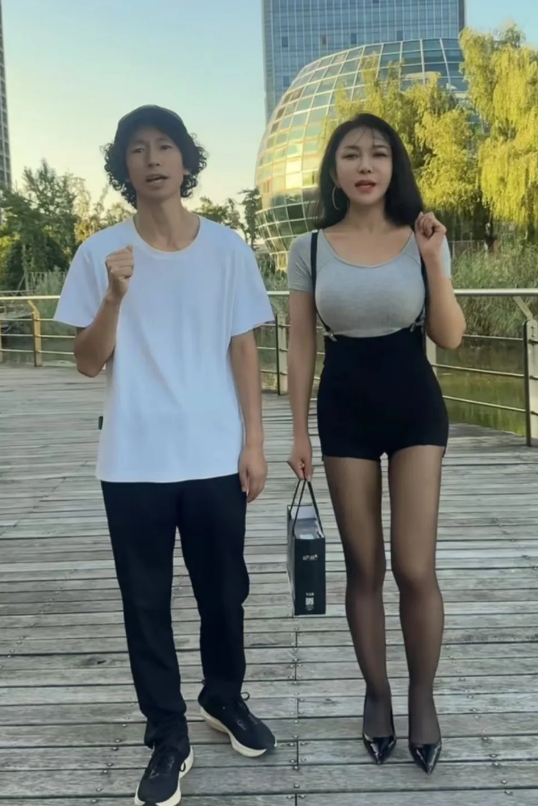 李明轩天天发自己跟龚玥菲的库存视频，龚玥菲离开庞麦郎后，流量下滑严重，她又开始发