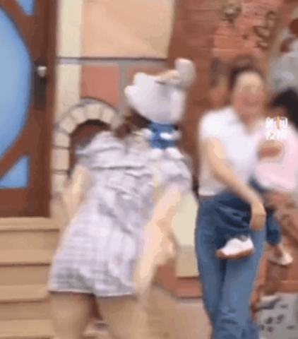 上海迪士尼打架这事，

注意看抱孩子女子的手部动作，

不是为了碰瓷，也不是软弱