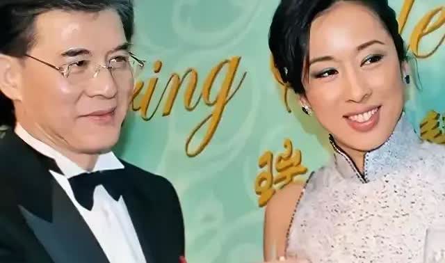 罗康瑞原配何晶洁虽长相平凡，却在创业艰难期默默相伴30年，净身出户后在澳洲守护儿