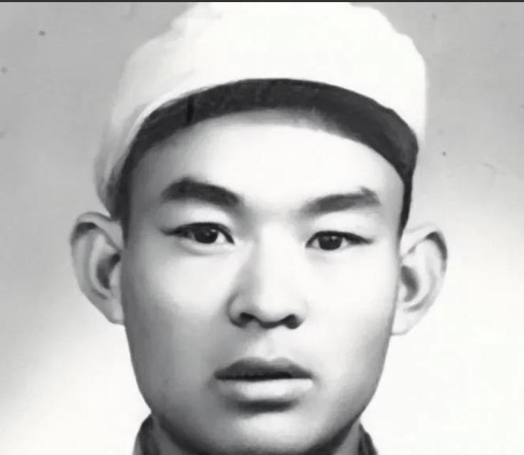1943年，一小战士在转移途中掉了队，混进了一群老百姓中。一个手握指挥刀的鬼子扬