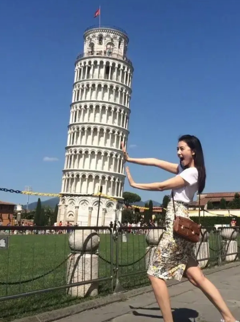 高圆圆发了两张间隔十一年的图片
塔虽然越来越斜了，但是你越来越正了，
时间过得好