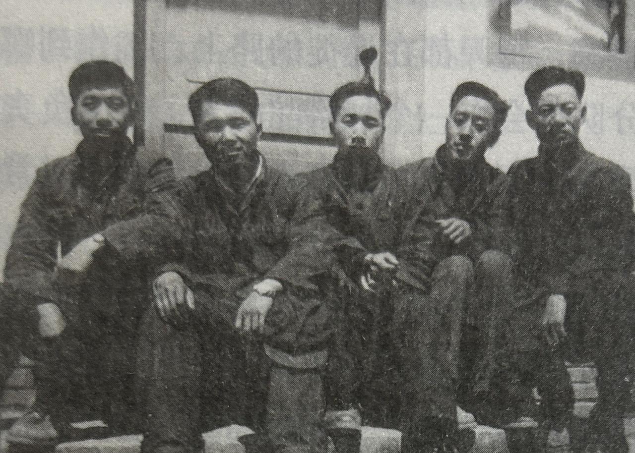 1956年，祁连山地质队部分同事合影，左起：方仁民（俄语翻译）、汤中立、陈学源（