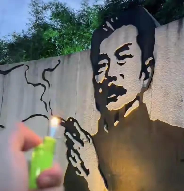 饭吃太饱确实不好。
比如说关于鲁迅先生吸烟这桩公案。
拿现代的眼光来衡量一位八九