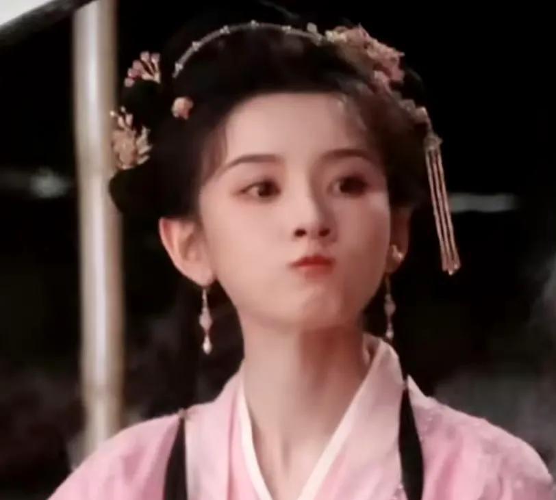 宋祖儿表妹万福粉衣路透 水蜜桃芙芙太萌了