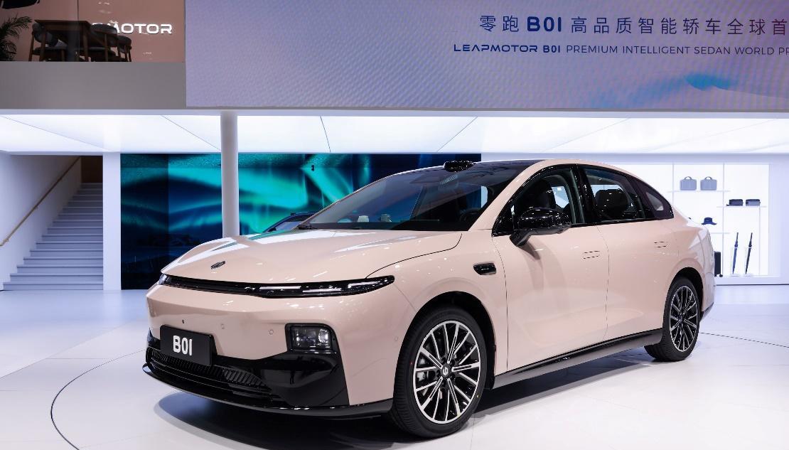 #2025上海车展# 零跑B系列第二款车型，B系列首款轿车——零跑B01亮相20