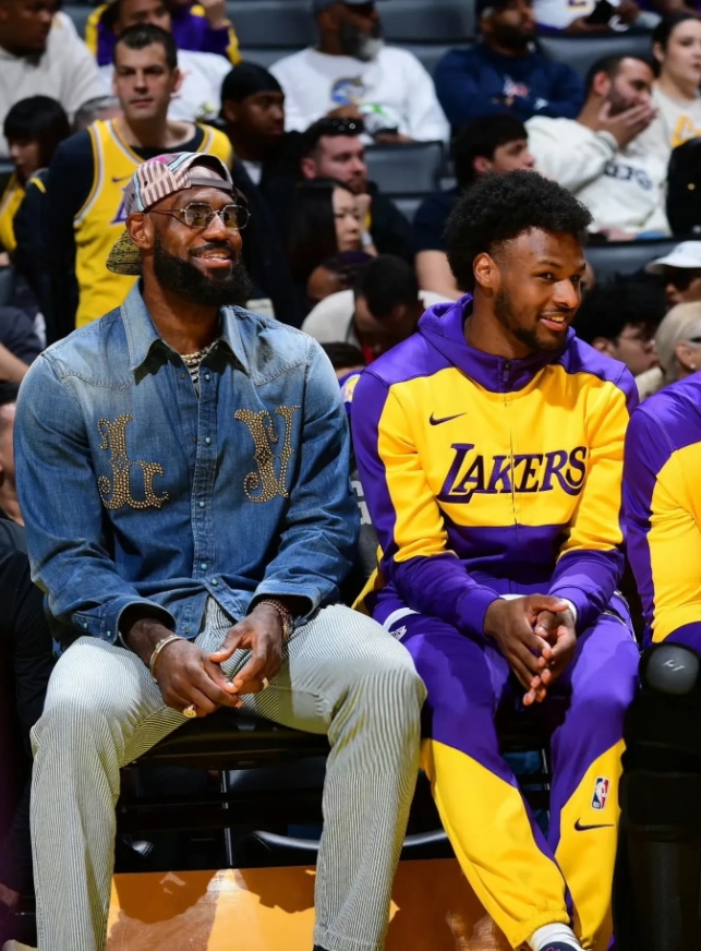 布朗尼谈老爸詹姆斯：

“我们坐在一起的时候，我老爸会跟我讨论比赛的内容，他会传