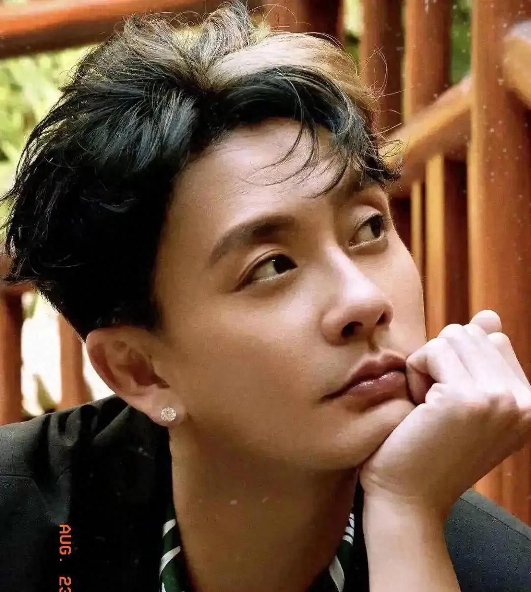 近日黄宗泽在深圳那活动现场人山人海，真是越老越有魅力！
他都44岁了，穿着T恤黑