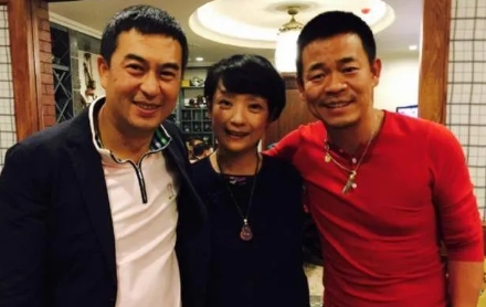 当年，张嘉译在豪宅里请过气歌手孙浩吃饭，没想到张嘉译却说：“浩子，你混得不行啊”