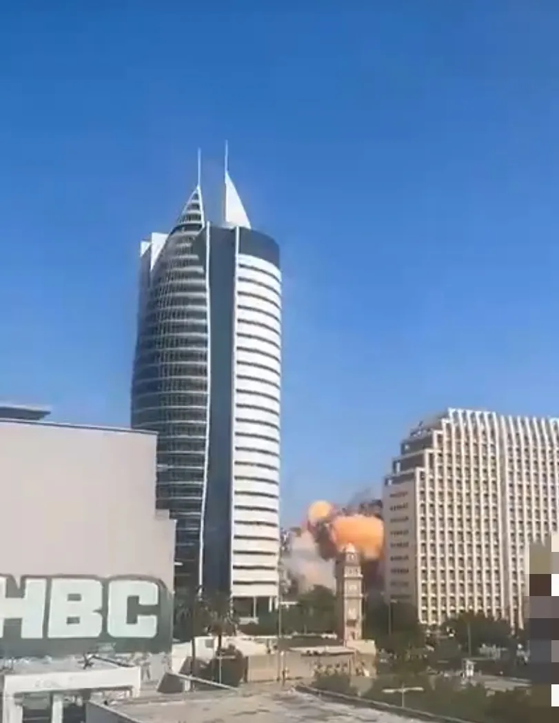 伊朗今天又一波导弹反击！
以色列境内，包括其非法占领的多个关键城镇——如耶路撒冷