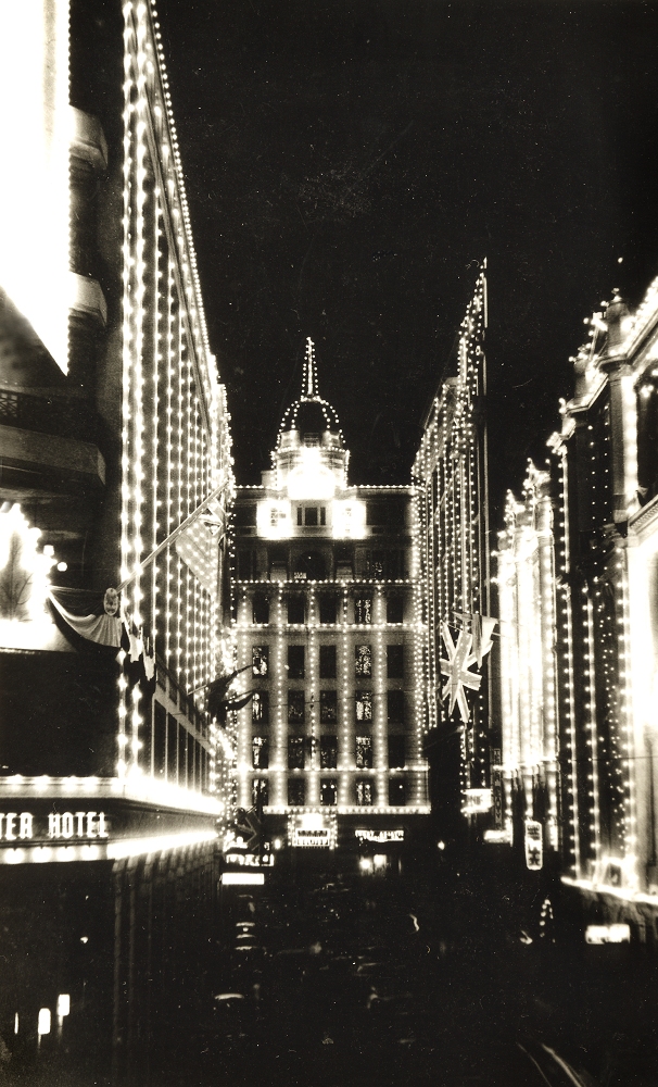 1937年，为庆祝英皇乔治六世登基的香港中环毕打街 