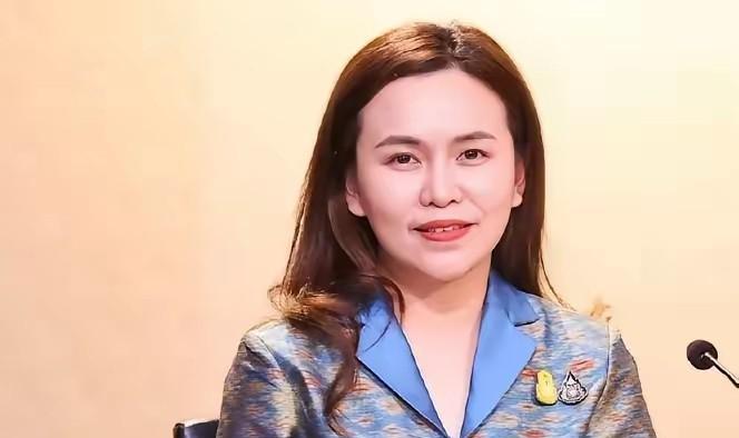 泰叻西丽，泰国版的“安贵玲”，今年 35 岁的她被阿努廷任命为总理秘书，这个职务