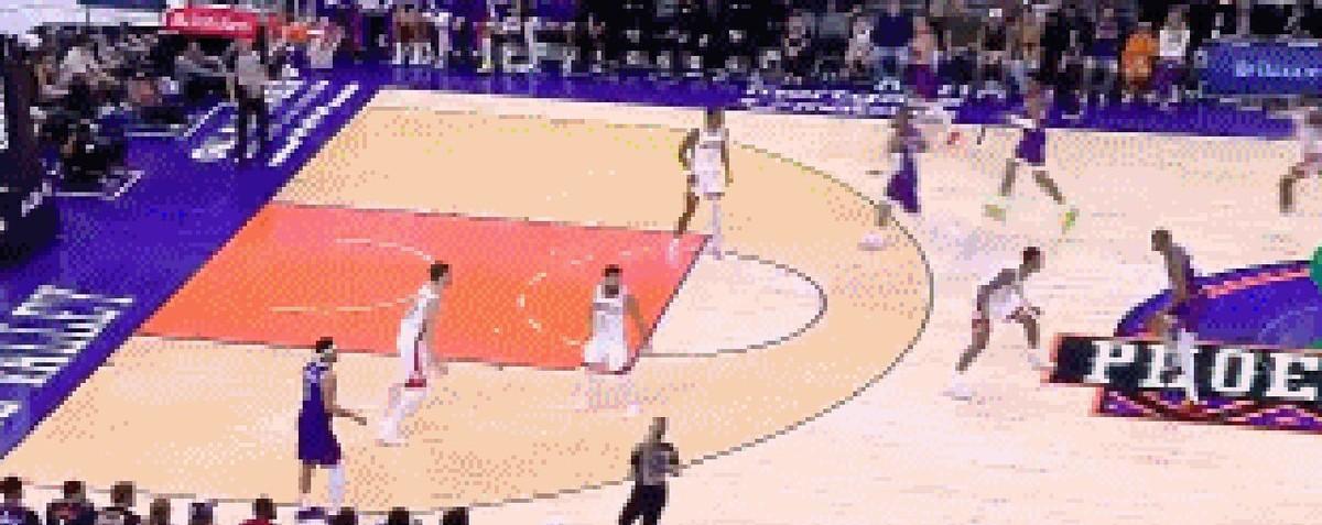 NBA突发噩耗！太阳队今天打火箭第三节出大事了——杜兰特强突小史密斯时，结果一脚