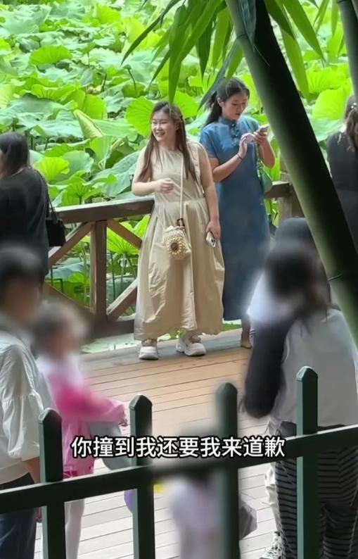 太逆天了！昆明翠湖一名摄影师被小孩子从后面撞到，家长要求摄影师道歉！
事发当天，