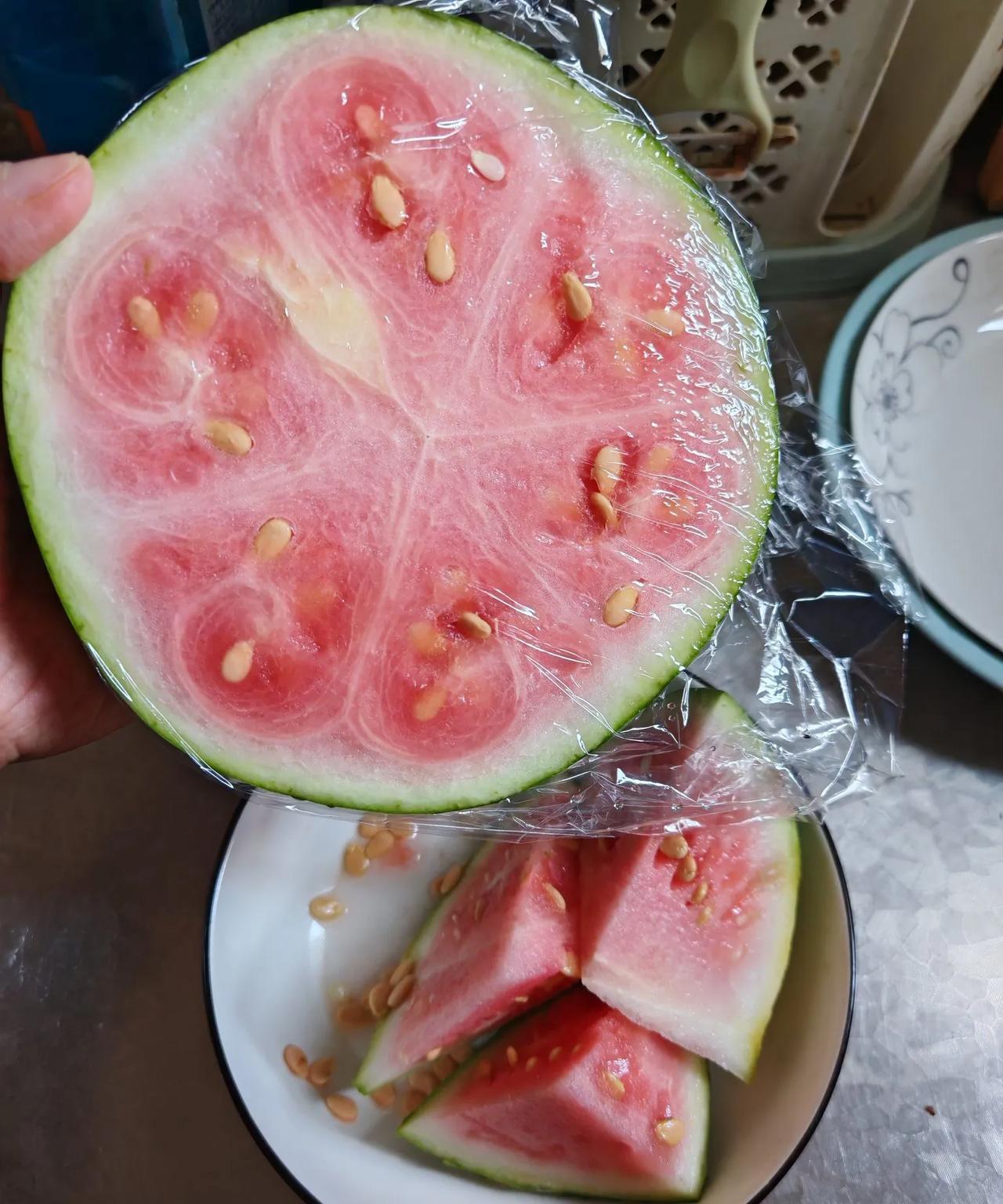 路边买了西瓜，
完犊子啦，
除了一个鲜，
其他啥都不是！
本来想去找摊主，
结果