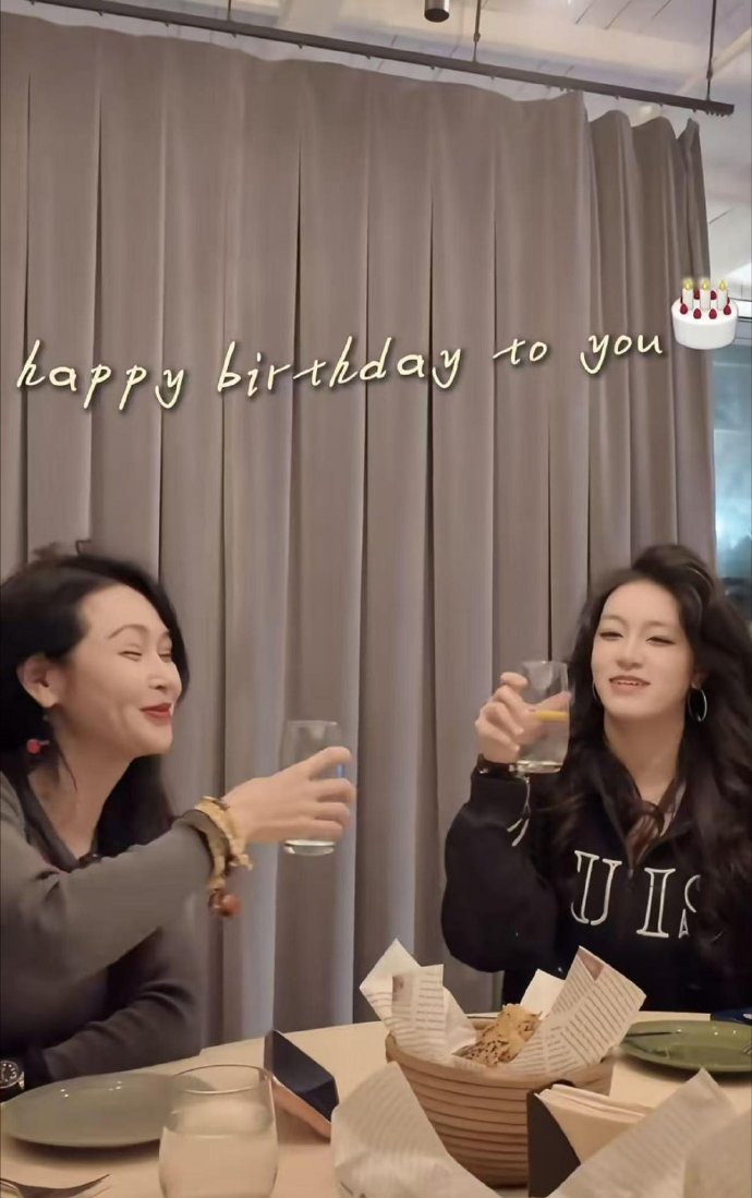 于明加给大女儿庆祝17岁生日，祖孙三代同框都很美，神秘老公胡俊缺席 ​​​
