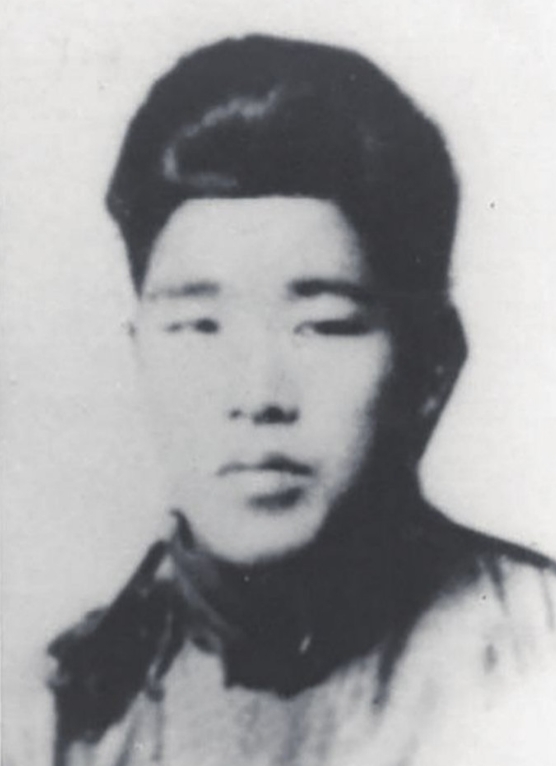深夜，一名日军翻进老农家，偷偷将一摞钱塞进窗户，小声说：“千万别声张，这是白天拿