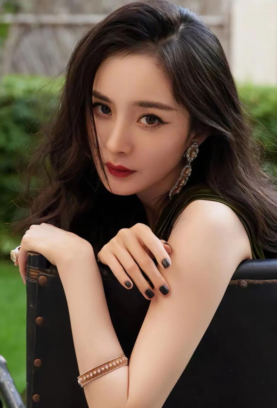 终于明白杨幂为什么一直单身了
不是因为她没有魅力
而是因为她的事业心太强了，整个