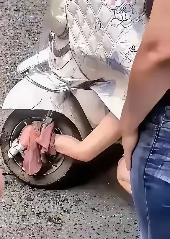 “太揪心了” 有一名女子驾驶电动车出行，在驾驶电动车的过程中，裙子不小心被卷进电