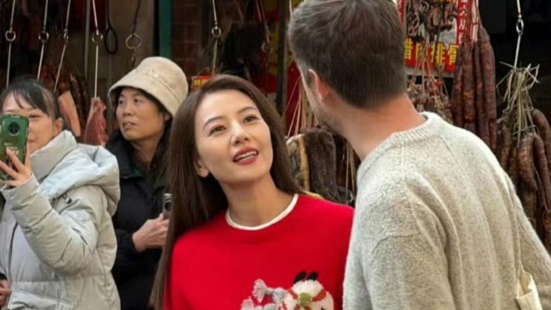 高圆圆“替身”现身成都玉林菜市场，一场乌龙背后的全民狂欢