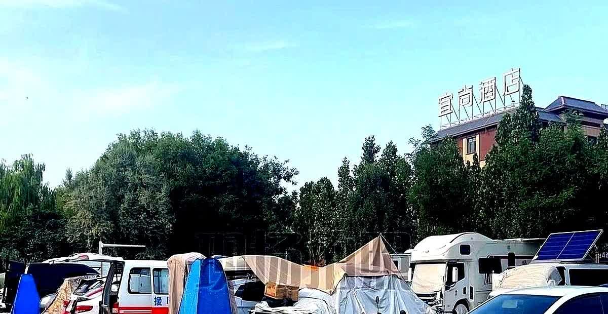 我现在理解当年海南省和云南省赶走房车的无奈了，这些房车放着150距离的房车营地不