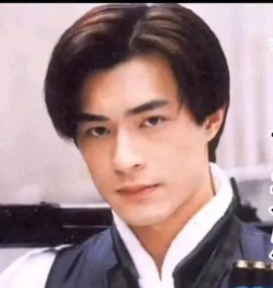 18岁时他叫白古，现在他叫黑古，从当年的玉面小生变成现在的成熟大熟，岁月也在他脸