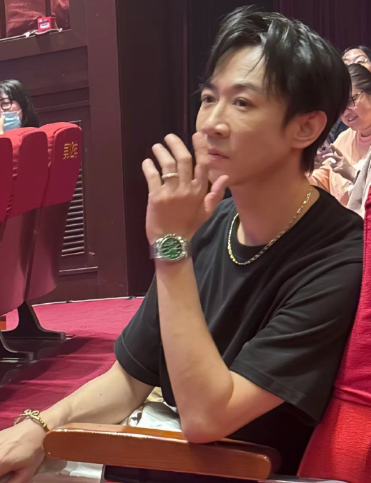 这戒指原来是和董璇的啊～恭喜恭喜 ​​​
