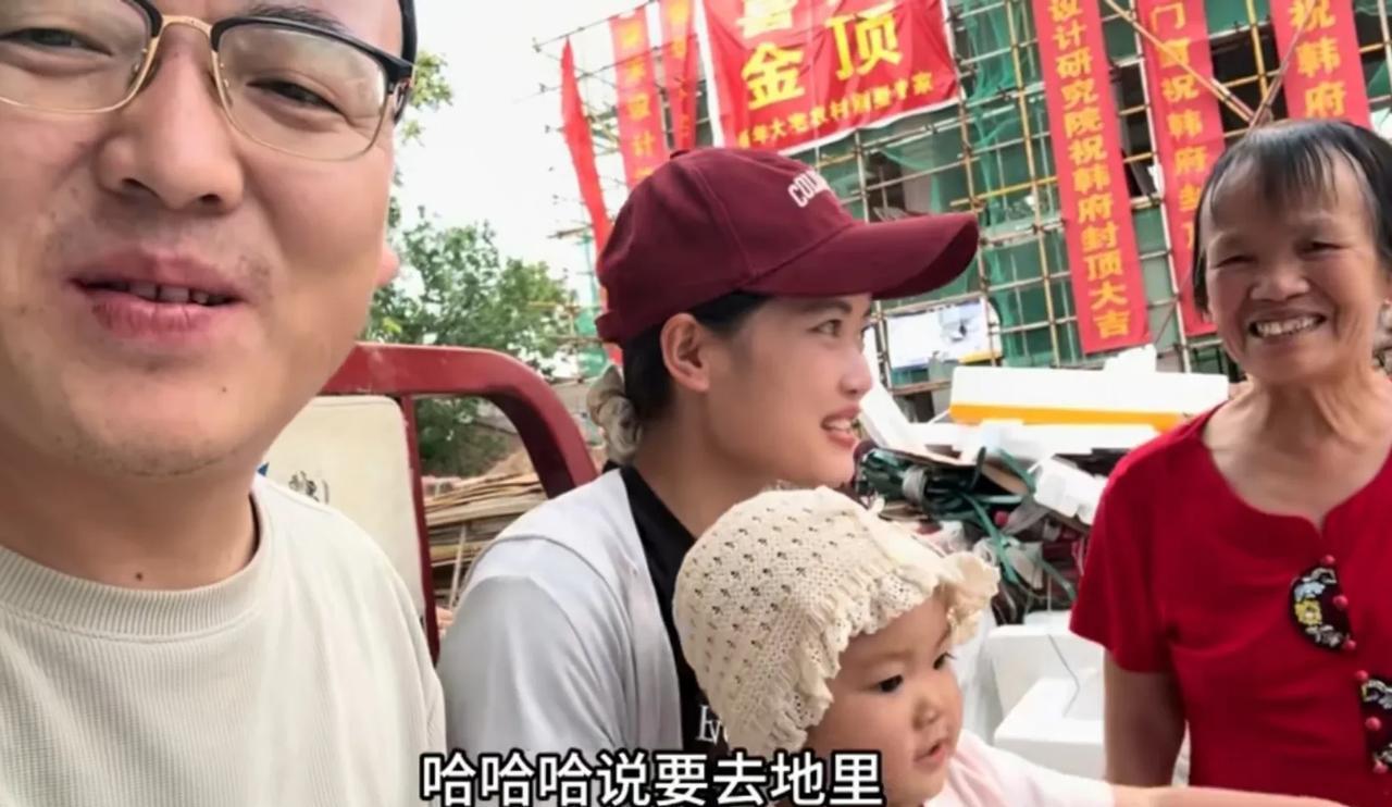小蜜桃其实是个很好带的宝宝，这天，涛子和蜜带着小蜜桃去田里播种玉米。
小家伙安静