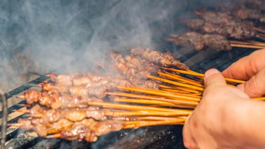 红河州超火爆的美食街，两百米塞满上百个商家，有摊贩挣得买房