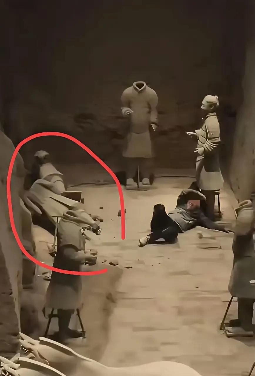 为何会跳进俑坑破坏武士俑呢？
正常人会跳进俑坑吗？还对两尊武士俑不同程度的损坏。