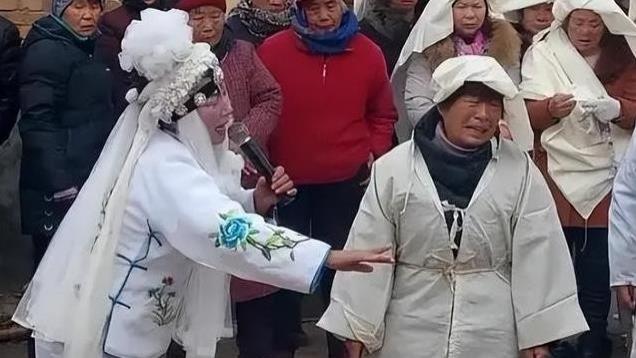 哭灵职业逆袭人生，靠泪水挣得百万，李美珍的奋斗传奇