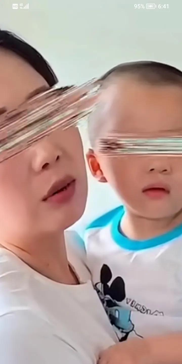 可怜的娃，父母意外离世，娃子没人养，送到了福利院，一老师得知后，把娃子从福利院办